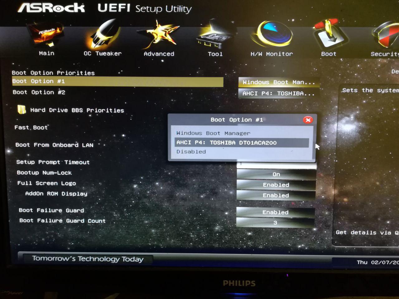 выставить первым загрузочное утсройство в UEFI