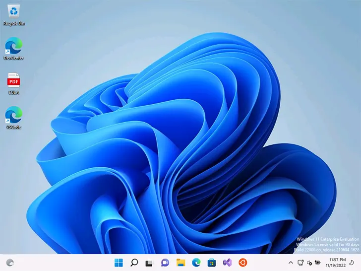 Рабочий стол Windows 11 Enterprise Evaluation в виртуальной машине